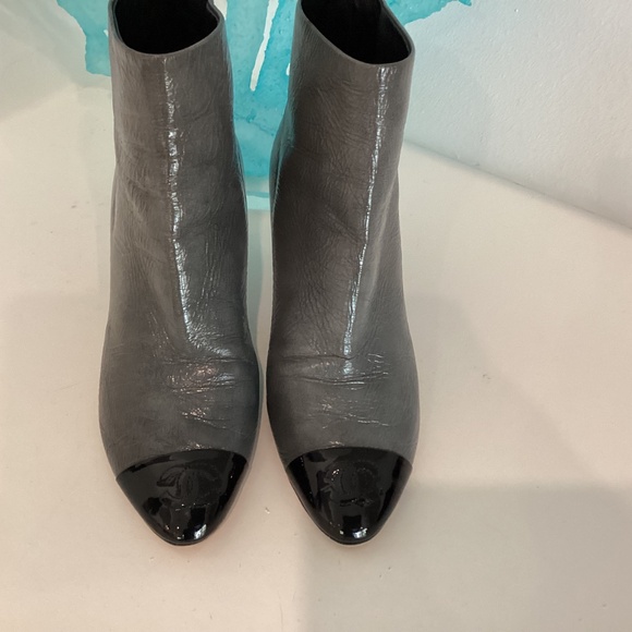 Chanel Black & Gray Patent Leather Interlocking CC Logo Ankle Boots Size 37.5 - Picture 10 of 16